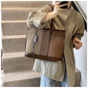 Détail d'un grand sac cabas patchwork marron avec garniture en cuir sur modèle
