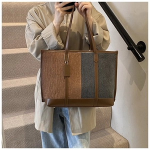 Détail d'un cabas color-block en tweed orange et bleu gris avec finitions en cuir marron