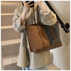 Vue détaillée du grand sac cabas avec patchwork gris et marron et poignées en cuir