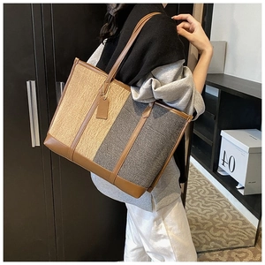 Détail du grand sac cabas avec coutures contrastées et texture en cuir marron élégant