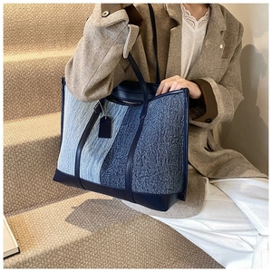 Vue détaillée d'un grand sac cabas en patchwork de denim avec des anses en cuir