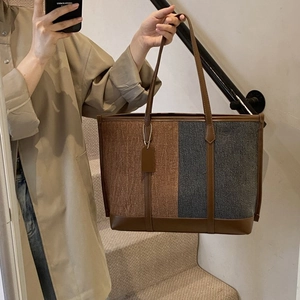 Sac cabas bicolore matelassé tendance avec lanières en cuir et grande capacité pour le quotidien