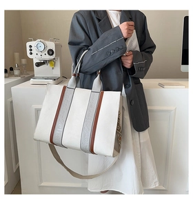 Détail du sac cabas en toile avec garniture en cuir marron et doublure ethnique