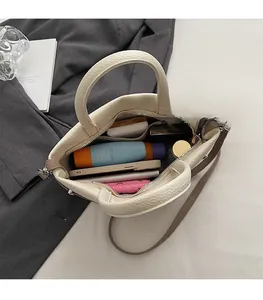 Vue intérieure du sac cabas blanc cassé montrant sa grande capacité pour les accessoires