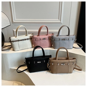 Détail de cinq sacs seaux en cuir grainé de différentes couleurs avec fermoirs rotatifs