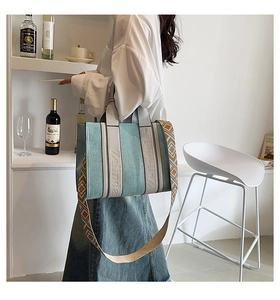 Détail du sac cabas en denim avec sangle de marque et bandoulière ethnique