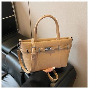 Détail de la texture cuir grainé et du fermoir rotatif en métal argenté du sac seau
