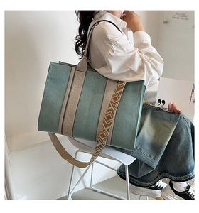 Sac fourre-tout en denim bleu clair avec garniture en cuir beige et bandoulière jacquard