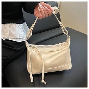 Détail du sac bandoulière blanc cassé en cuir plissé avec cordon et fermeture éclair