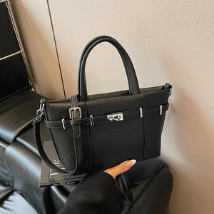 Sac à main classique en cuir noir à motif litchi avec fermoir argenté et bandoulière