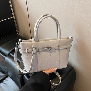 Sac à main en cuir grainé gris clair avec fermoir rotatif argenté et bandoulière fine