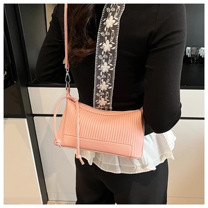 Détails du sac sous le bras rose plissé avec coutures verticales et cordon décoratif