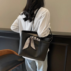 Minimalist black large capacity tote bag with geometric ribbon for women commuting