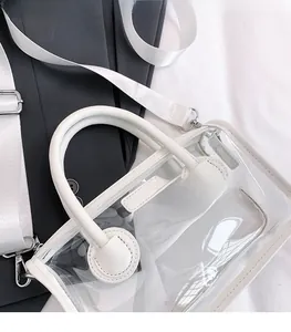 Detailansicht der transparenten PVC-Tasche mit weißem Lederbesatz und Stoffschultergurt
