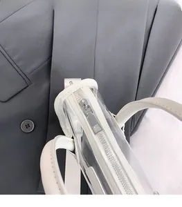 Detailansicht der transparenten PVC-Tasche mit weißem Lederbesatz und Silberreißverschluss