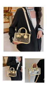 Detail der transparenten PVC-Tasche mit gelbem Lederbesatz und breitem Textilschultergurt