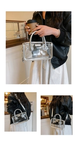 Details der transparenten PVC-Strandtasche mit silbernem Lederbesatz in Cafe-Lifestyle-Szene