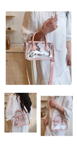 Detail der rosa Lederbesätze und des abnehmbaren Riemens der transparenten PVC-Tasche