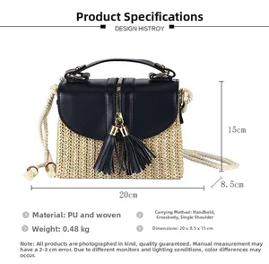 Détail du sac en paille tressée avec cuir noir, pompons et dimensions de 20x8,5x15 cm