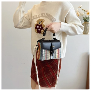 Détail du sac tricoté color-block avec rabat en cuir et boucle en métal doré chic