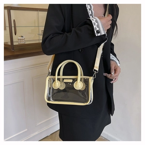 Detail der transparenten PVC-Gelée-Tasche mit hellgelbem Lederbesatz und Webriemen