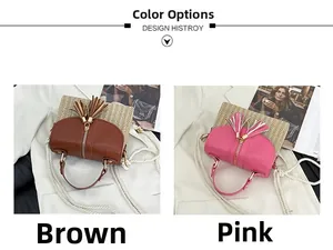 Détail de sacs en paille tissés main avec glands en cuir et bandoulières en coton rose et brun