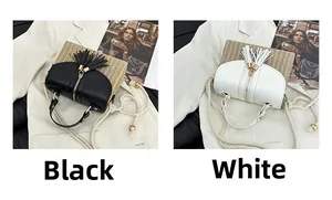 Détails des sacs bandoulière en paille tressée noir et blanc avec glands en cuir