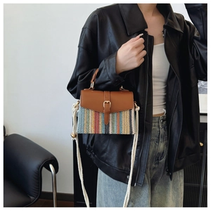 Détail du sac bandoulière tissé avec rayures colorées et rabat en cuir marron