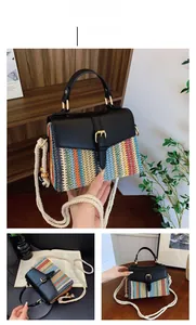 Dettaglio della borsa a tracolla intrecciata con righe boho, patta in pelle e tracolla in cotone