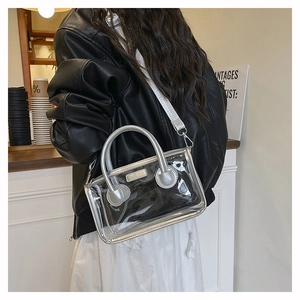 Detail der transparenten PVC-Gelee-Tasche mit silbernem Metallic-Besatz und breitem Gurt