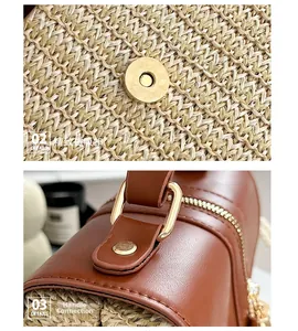 Détail de la boucle magnétique et du connecteur en D sur un sac à main en paille