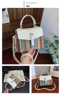 Dettaglio borsa intrecciata colorata con patta beige in finta pelle e tracolla