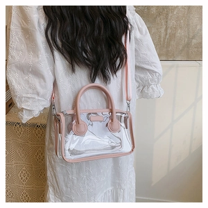 Detailansicht der transparenten PVC-Gelee-Tasche mit rosa Lederbesatz und Silberbeschlägen