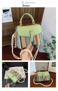 Dettaglio della borsa tessuta verde con trama a zigzag, patta in PU e tracolla