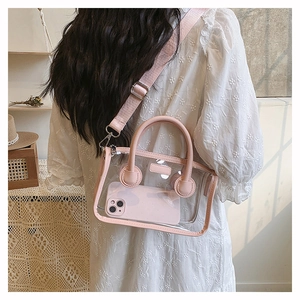 Detailansicht der transparenten rosa Strandtasche mit abnehmbarem Gurt und PVC-Verzierung