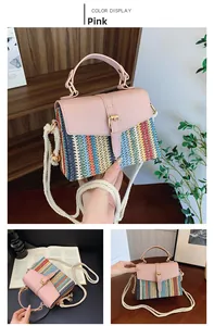 Dettagli borsa in paglia colorata con patta in ecopelle rosa e tracolla in cotone intrecciato