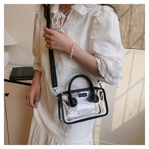 Detailaufnahme der transparenten PVC-Gelee-Tasche mit schwarzem Lederbesatz und Schultergurt