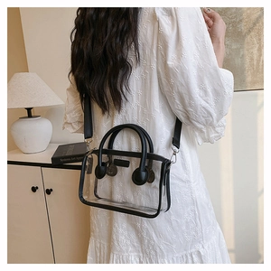 Detailansicht einer transparenten PVC-Gelee-Tasche mit schwarzem Lederbesatz und Tragegurt