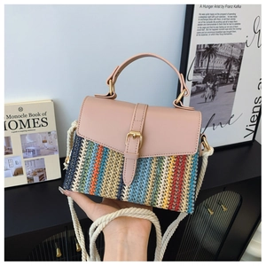 Détail du sac à main tissé multicolore avec garniture en cuir rose et fermoir doré