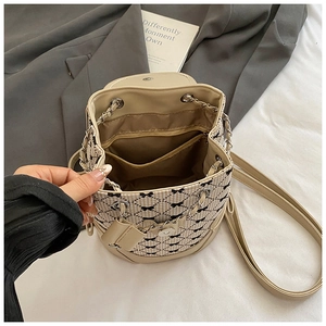 Vista dall'alto dell'interno dello zaino a scacchi beige con tasche e chiusura magnetica