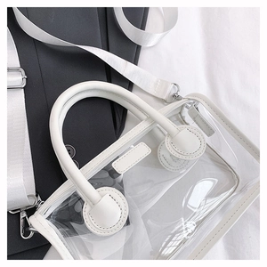 Detail der transparenten PVC-Gelee-Tasche mit weißem Lederbesatz und abnehmbarem Tragegurt