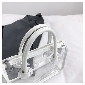 Detail der transparenten PVC-Gelee-Tasche mit weißem Lederbesatz und silbernem Reißverschluss