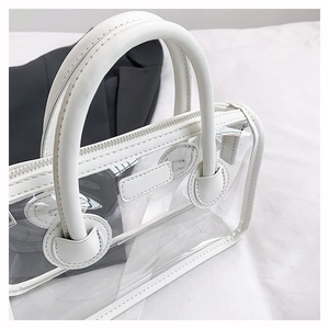 Detaillierte Nahaufnahme der PVC-Handtasche mit weißem PU-Besatz und Metallreißverschluss