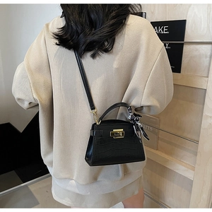 Mini sac à main noir motif crocodile avec fermoir doré et foulard imprimé élégant