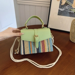 Sac carré en paille tressée avec rabat en cuir vert et rayures multicolores