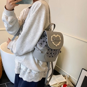 Zaino grigio chic da donna con pannelli a quadri e dettagli di fiocchi e pizzi