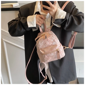 Détail d'un mini sac à dos rose avec broderie papillon en relief et ferrures dorées