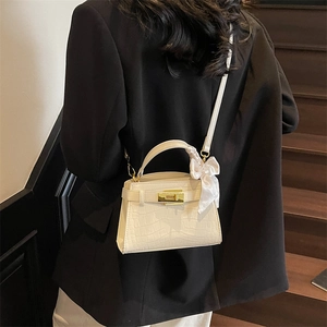 Sac à main chic style Kelly crème à motif crocodile avec fermoir doré et ruban de soie
