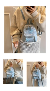 Détail d'un mini sac à dos bleu clair avec appliques papillons 3D et broderie de fleurs