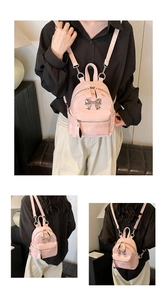 Détail du mini sac à dos rose avec nœud argenté et bretelles réglables fines